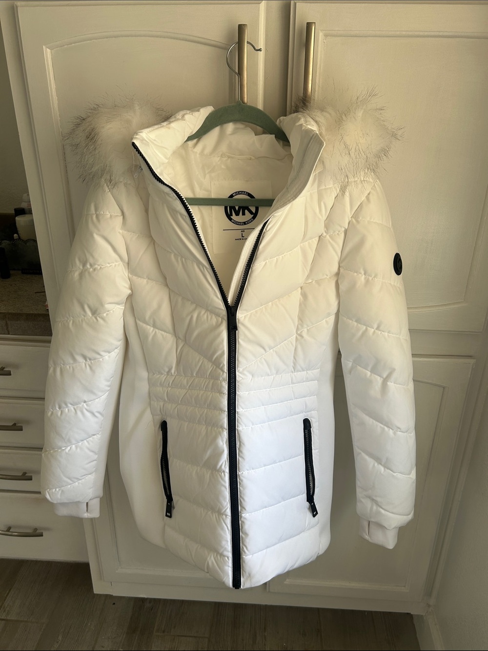 Michael Kors White Quilted Hooded Puffer Coat with Faux Fur Trim